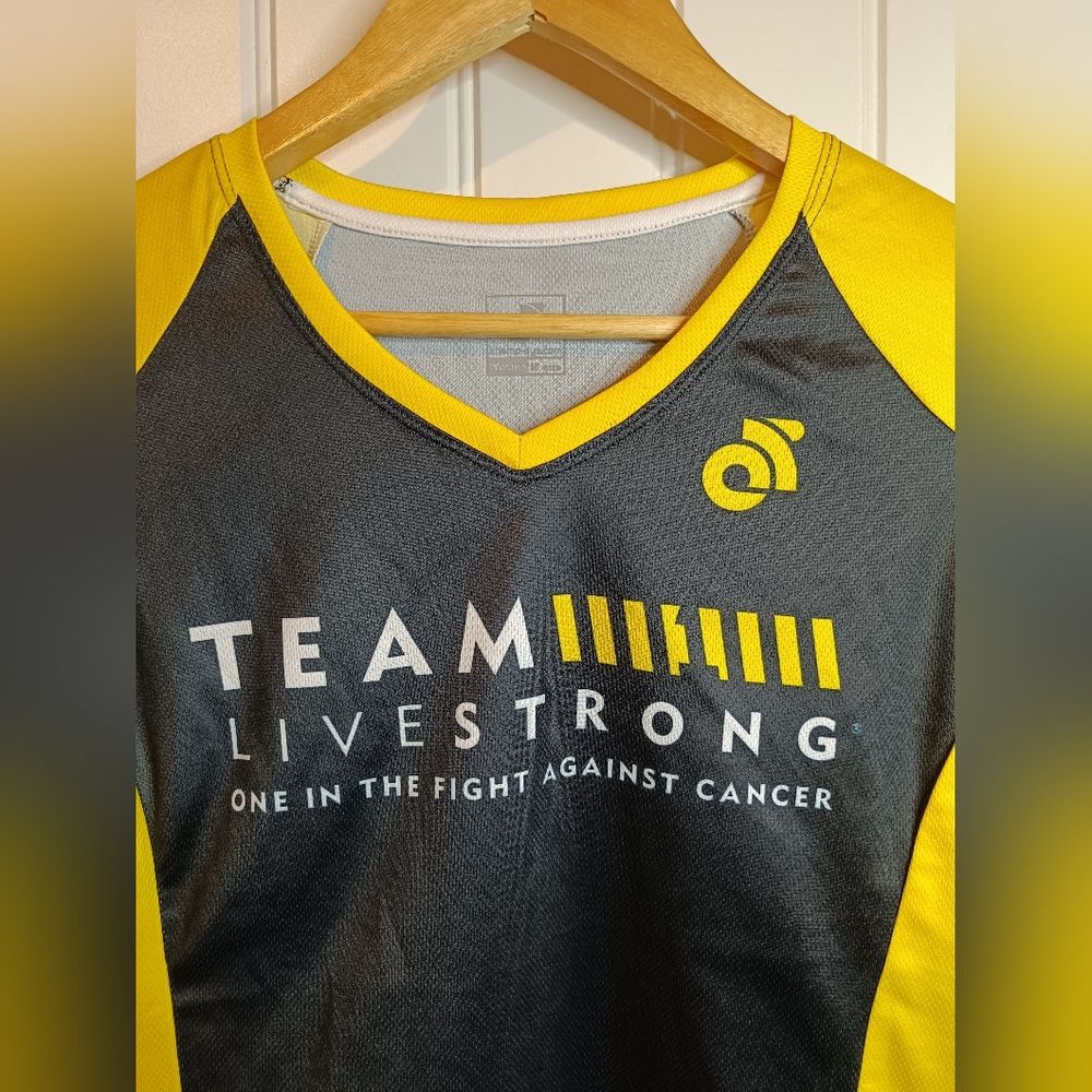 Medium LIVESTRONG Women's Shirt Biking Gym Cycling Yoga Crossfit Cancer Mom